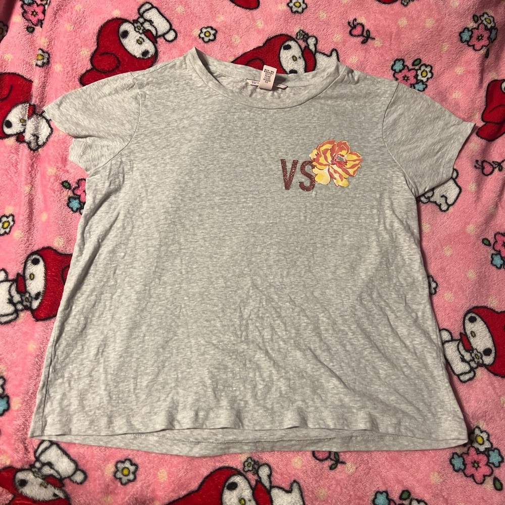 gray tshirt
